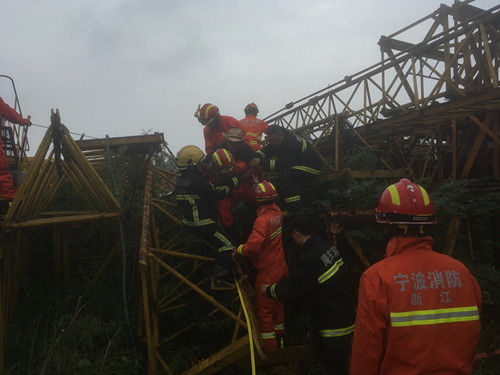 浙江一工地钢架发生坍塌一人被困 消防部门紧