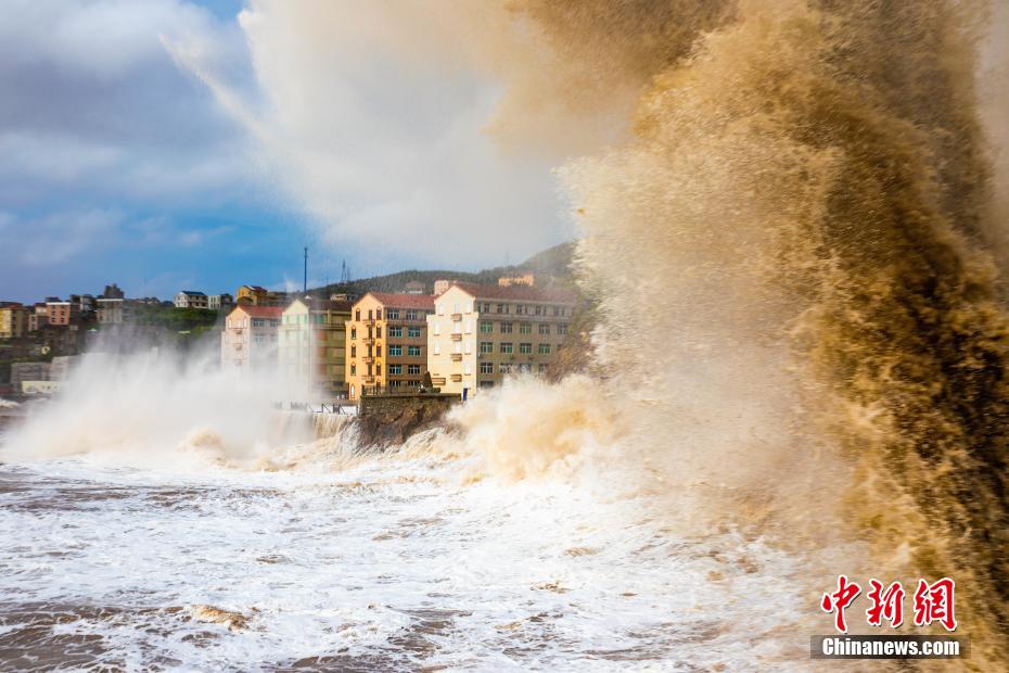 台风“烟花”逼近浙江沿海 掀起近30米惊涛巨浪