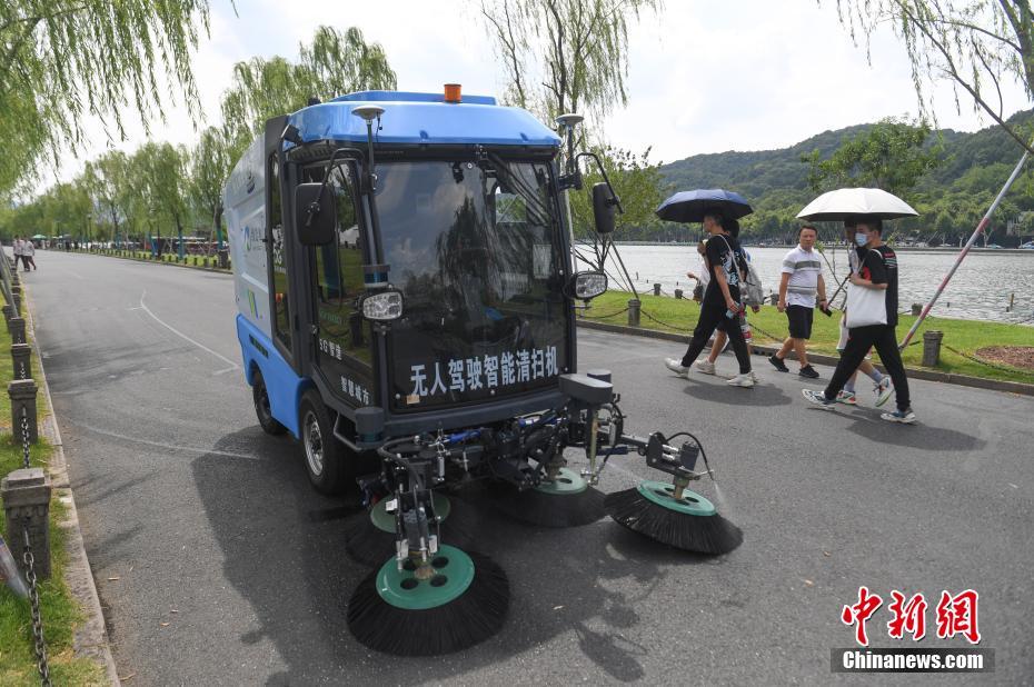 杭州西湖：5G无人驾驶智能清扫机进行清扫作业
