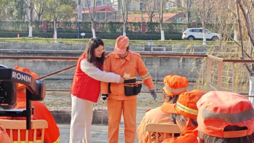 余杭城管开展暖冬行动 用心守护城市“美容师”