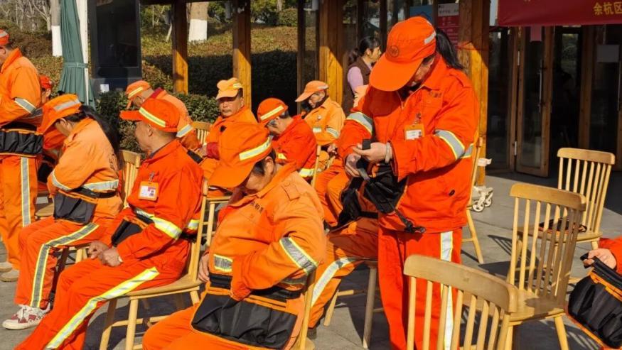 余杭城管开展暖冬行动 用心守护城市“美容师”