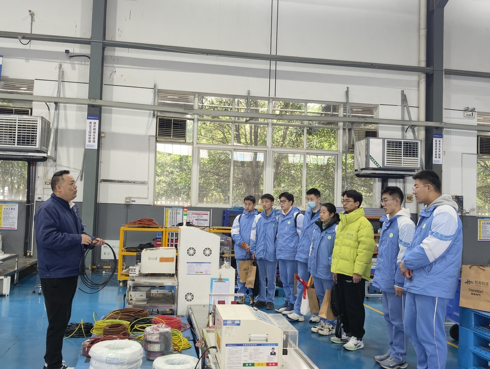 匠心智护 电力安全课“搬”进车间