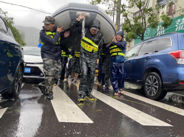 浙江温州：子弟兵全力抗击台风“黑格比”
