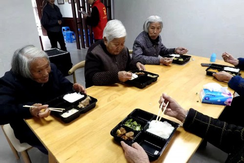 杭州余杭街道“中央厨房”：做好老人“专属外卖”