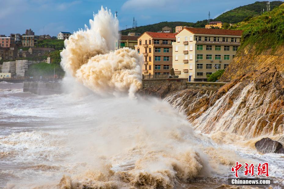 台风“烟花”逼近浙江沿海 掀起近30米惊涛巨浪
