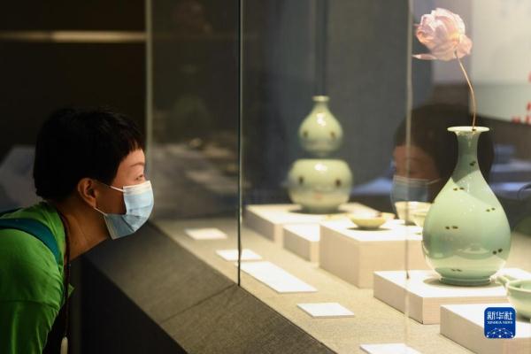 浙江省博物馆举办龙泉青瓷制釉技艺古今对比展