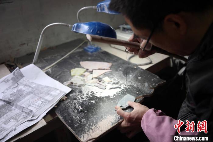 浙江民间工艺大师创作巨幅彩石镶嵌《清明上河图》