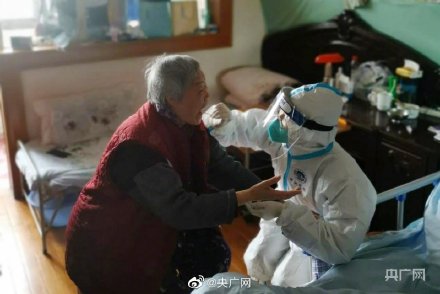 浙江援沪医疗队星夜驰援上海开展核酸筛查