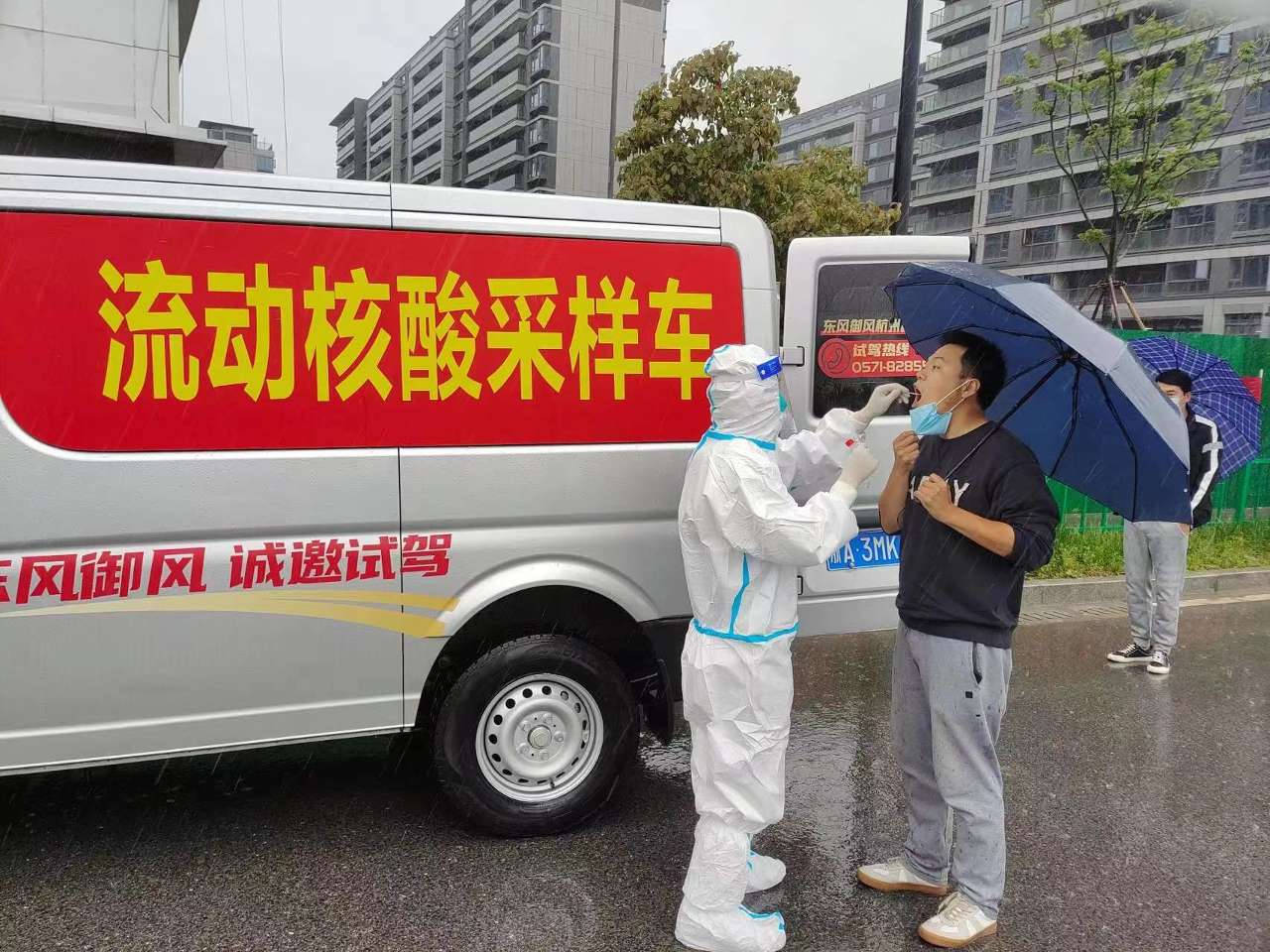 浙江杭州余杭良渚街道流动核酸采样车提供便捷服务