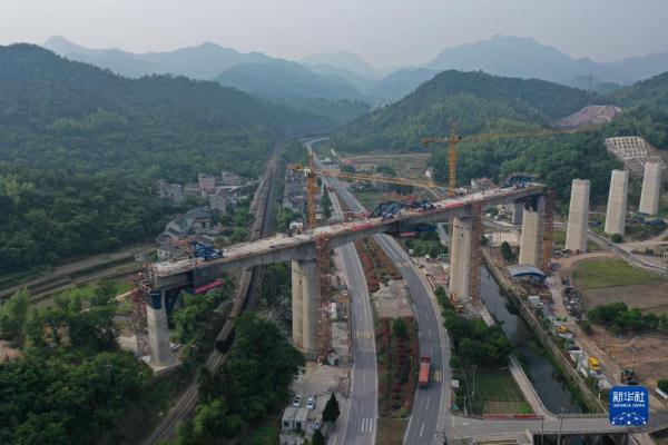 浙江：杭衢铁路跨金千铁路特大桥连续梁合龙
