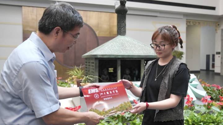 浙江首张考古学本科录取通知书属于她 大学校长亲手送达