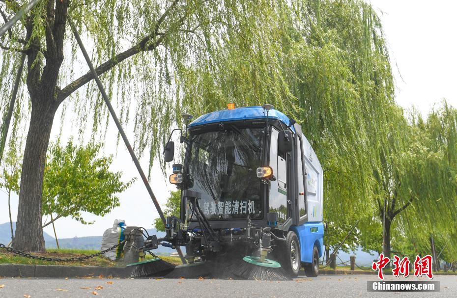 杭州西湖：5G无人驾驶智能清扫机进行清扫作业