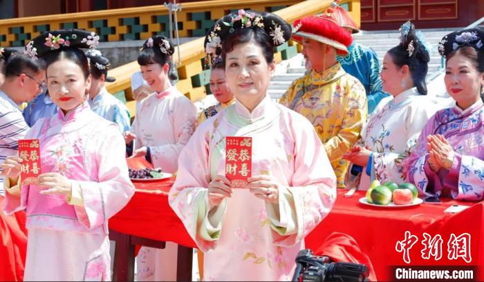 浙江横店：游客站片场“C位” 最低几十元“过戏瘾”