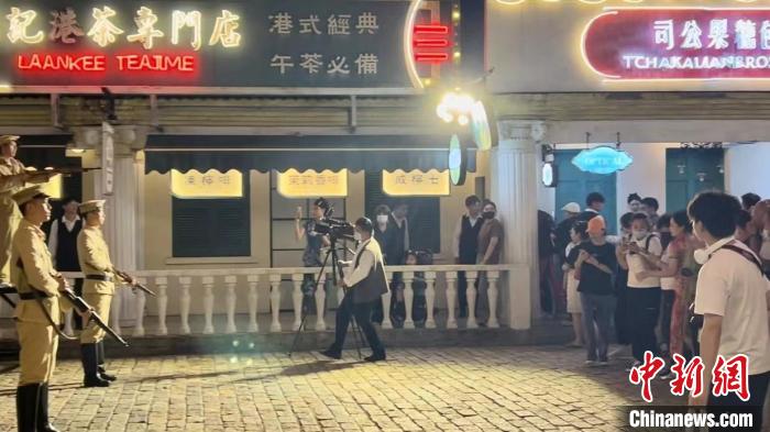 浙江横店：游客站片场“C位” 最低几十元“过戏瘾”