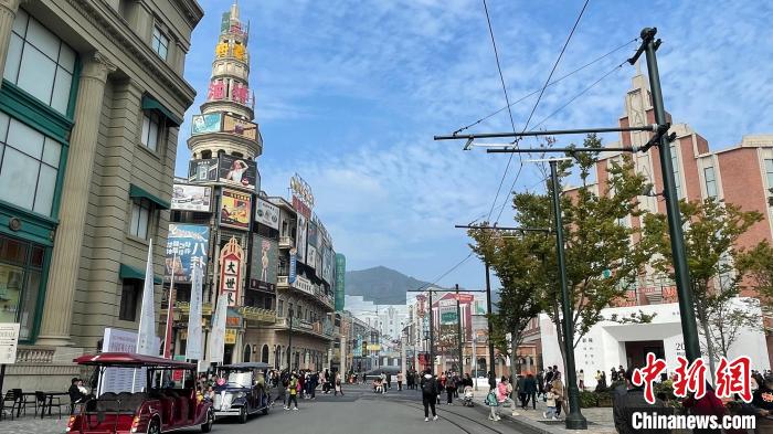浙江横店：游客站片场“C位” 最低几十元“过戏瘾”