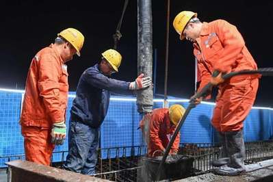 国内最大跨度高速铁路三线矮塔斜拉桥合龙