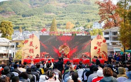 浙江杭州：山乡秋色迎宾客，指南红叶助共富