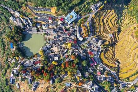 浙江杭州：山乡秋色迎宾客，指南红叶助共富