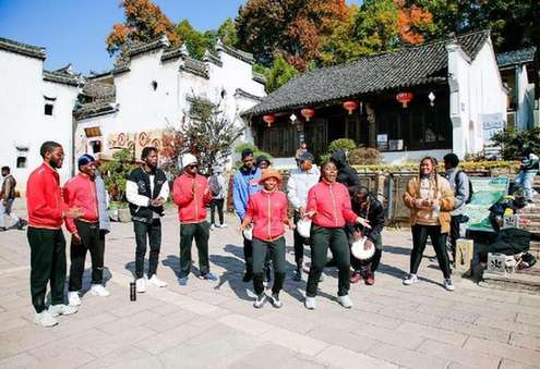 浙江杭州：山乡秋色迎宾客，指南红叶助共富