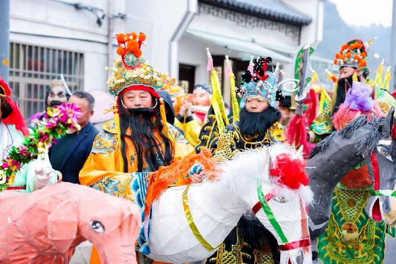 “非遗传古韵，开新闹元宵”浙江安吉举行非遗踩街闹元宵活动