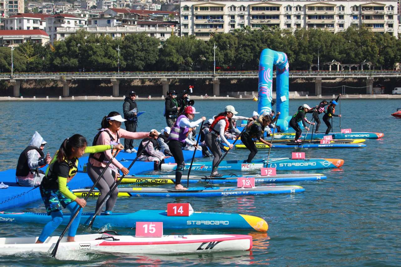 2023年国际桨板公开赛在浙江青田太鹤湖畔举行