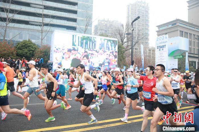 杭州龙年首场马拉松赛事在临平开跑