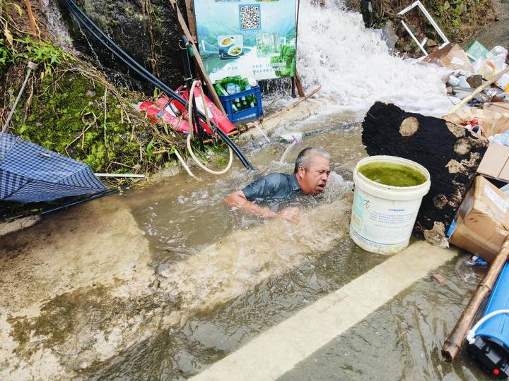 动容！1米5深的排水渠，58岁临安村干部就这么下潜徒手清淤