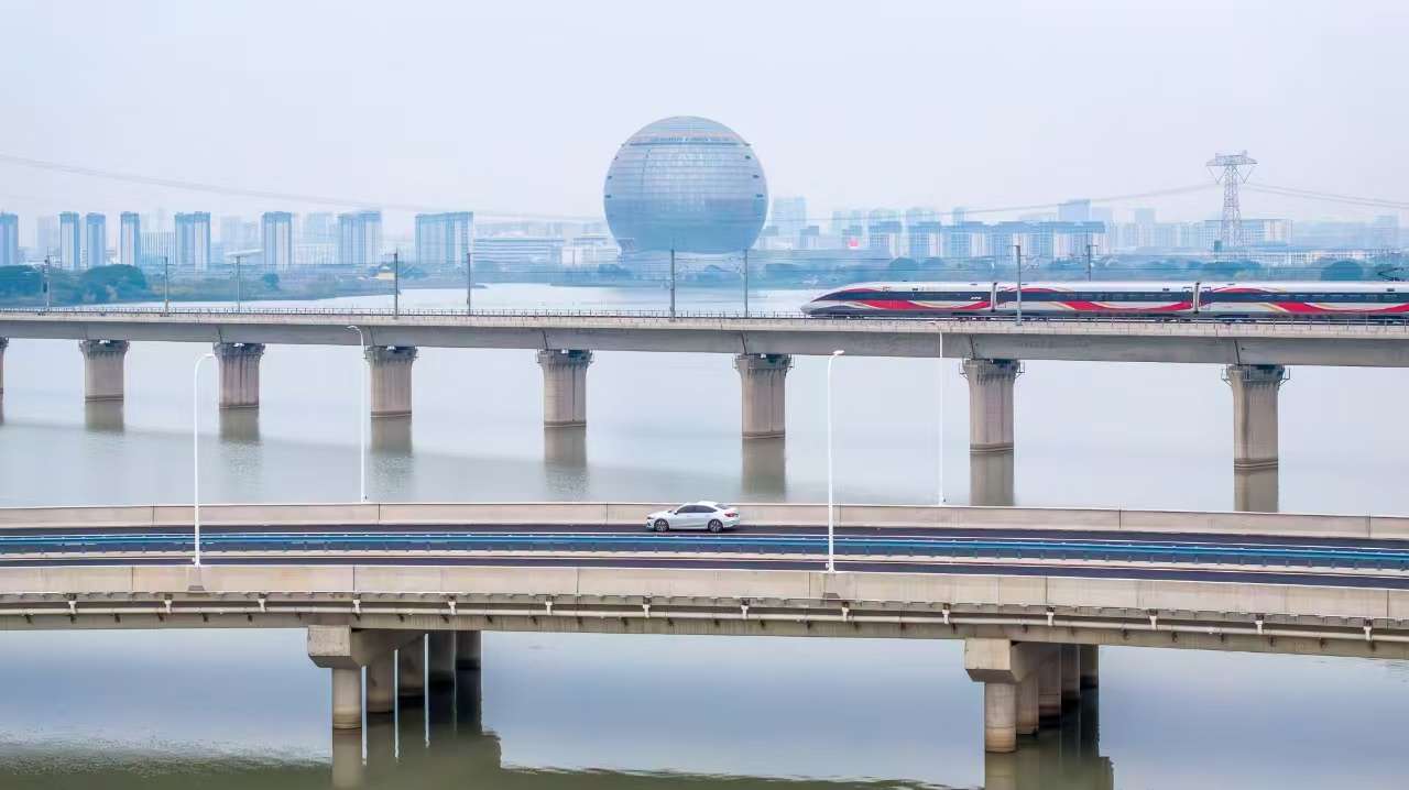 沪苏湖高铁通车，浙江南浔拥抱高铁时代