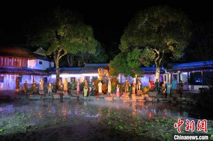 浙江杭州：游人体验沉浸式演出《西溪·水浒》