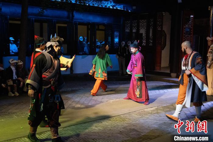 浙江杭州：游人体验沉浸式演出《西溪·水浒》