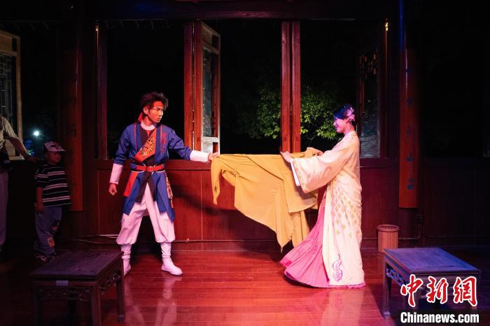浙江杭州：游人体验沉浸式演出《西溪·水浒》