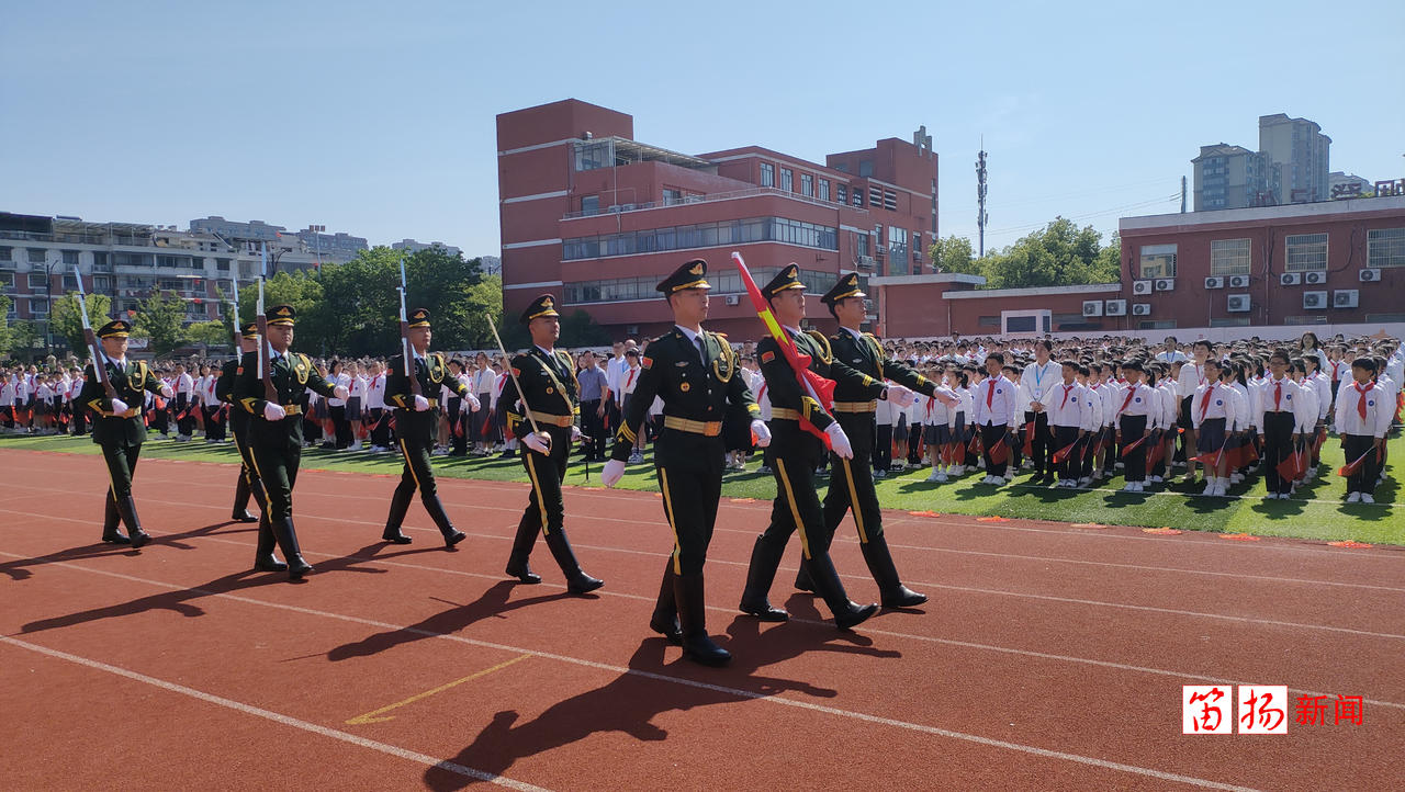 国旗下成长！爱国主义教育走进中国轻纺城小学