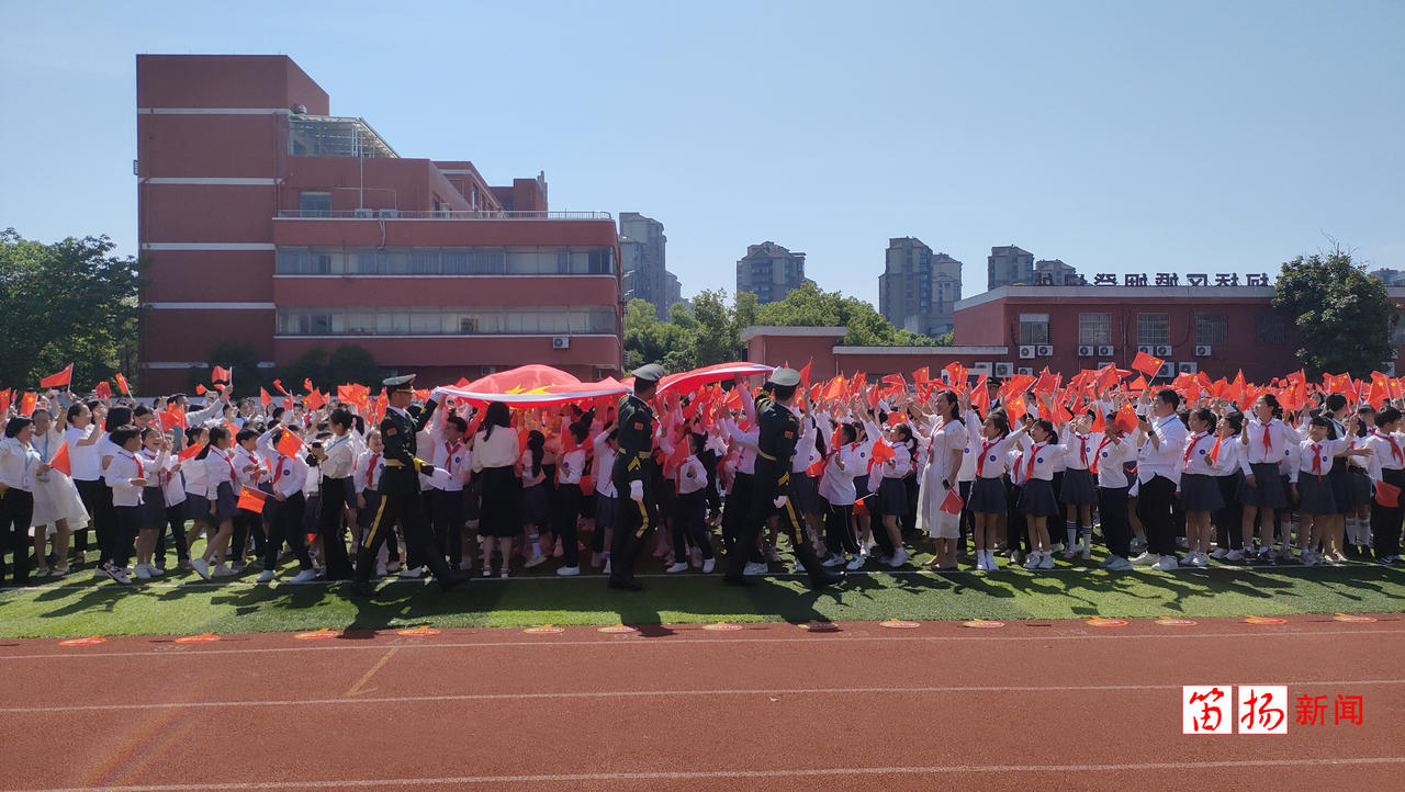 国旗下成长！爱国主义教育走进中国轻纺城小学