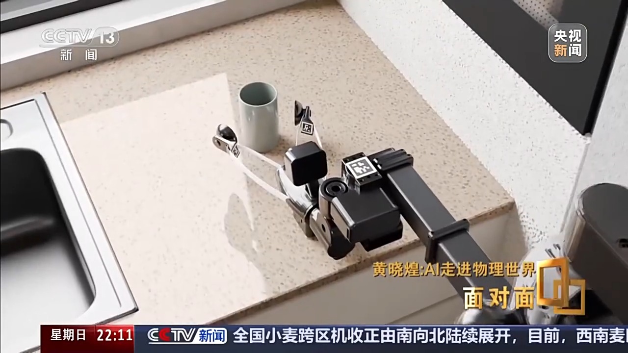 面对面丨“拿着锤子找钉子” 他们的开源模型让机器人能“上学”了