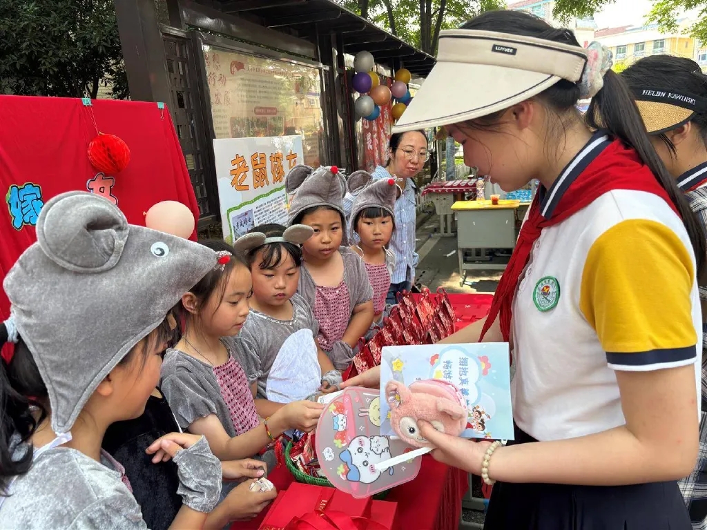 在童话世界里过节，义乌市东河小学嘉年华活动奏响“六一”欢乐乐章