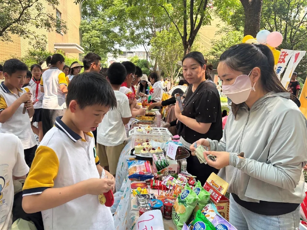 在童话世界里过节，义乌市东河小学嘉年华活动奏响“六一”欢乐乐章