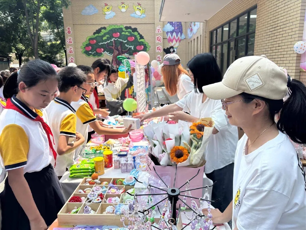 在童话世界里过节，义乌市东河小学嘉年华活动奏响“六一”欢乐乐章