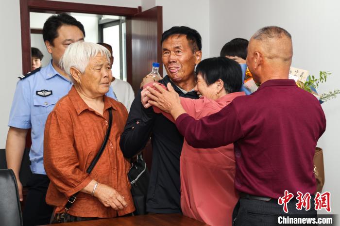 兄妹失散70年 浙江警方DNA寻亲助力再“相见”