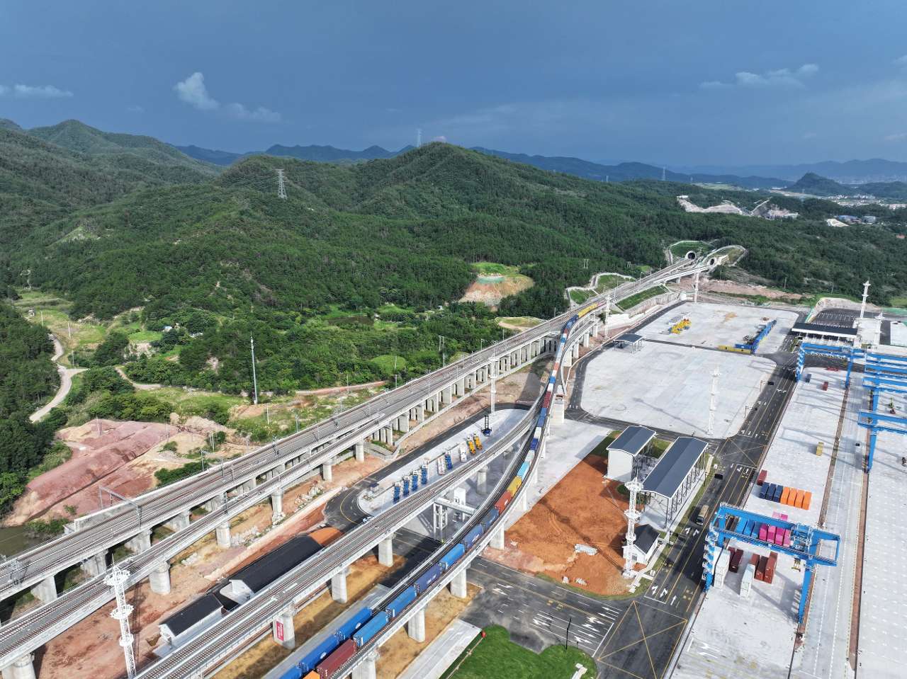 国内首个混行模式自动驾驶试验铁路场站启用