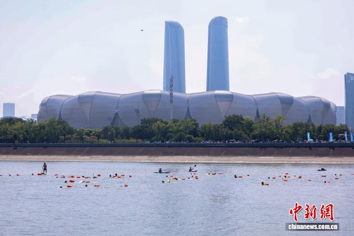 浙江杭州：2025横渡钱塘江活动引数千人竞渡