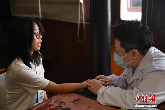 浙江杭州：欧洲华裔体验中医文化