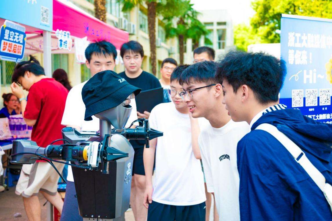 “人工智能+”迎新，浙工大送出智慧开学礼