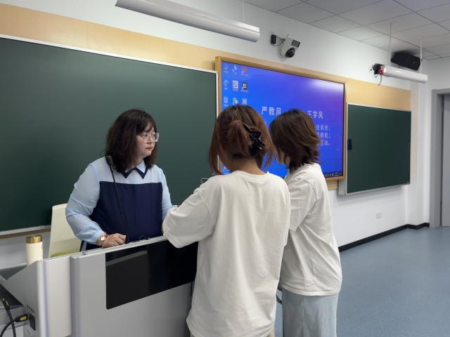 从资深导演到高校教授，她把讲台变成“片场”，这里的故事比纪录片更精彩