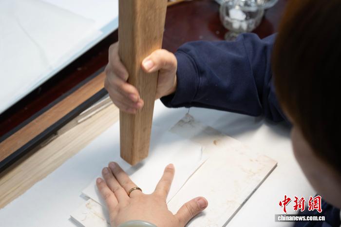 浙江杭州：文澜阁本《四库全书》修复进入尾声