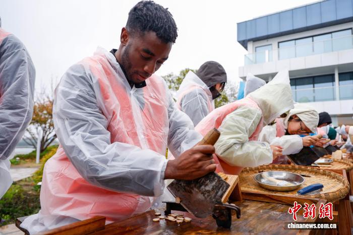 浙江金华：中外学子炮制药材 感受中草药妙用