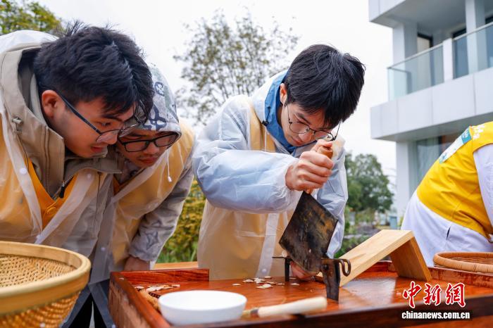 浙江金华：中外学子炮制药材 感受中草药妙用