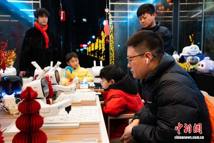 浙江杭州:非遗碰撞科技 流光溢彩体验元宵 浙江杭州:非遗碰撞科技流光溢彩体验元宵