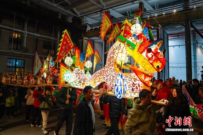 浙江杭州:非遗碰撞科技 流光溢彩体验元宵