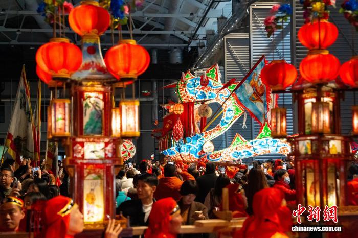 浙江杭州:非遗碰撞科技 流光溢彩体验元宵