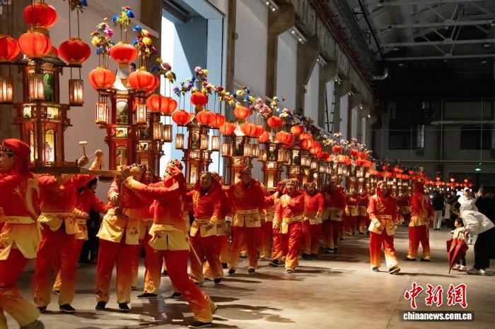 浙江杭州:非遗碰撞科技 流光溢彩体验元宵